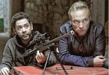  ?? Foto: Jean Claude Lother, dpa ?? Paul (Manu Payet) und Richard (Gilles Cohen) in einer Szene des Films „Die Weissagung“– ein Spielfilm zwischen Krimi, Psy chodrama und schlichter Liebeskomö­die.