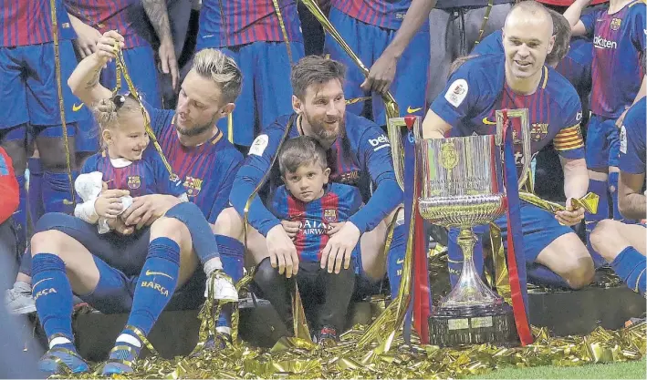  ?? EFE ?? Campeones en familia. Lionel Messi con su hijo Thiago y la Copa del Rey, con Ivan Rakitic y su hija a su derecha y Andrés Iniesta a su izquierda. Sonríe el Barça tras una exhibición.