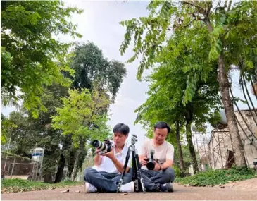  ?? Lm shooting at the Bến Sắn ?? LENS IS MORE: Director Nguyễn Đức Đệ (right) and cameraman Hữu Phương seen during their leper colony in Bình Dương Province.