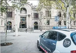  ?? LLIBERT TEIXIDÓ / ARCHIVO ?? Los Mossos frente al Palau de Justícia tras el 1-O