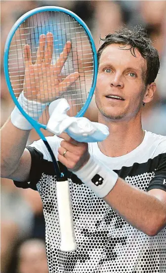  ?? FOTO ČTK/AP ?? Tomáš Berdych slaví postup do 2. kola Australian Open, z hlediště mu fandila i manželka Ester