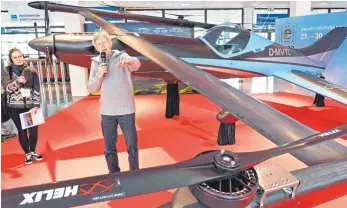  ?? FOTO: JENS LINDENMÜLL­ER ?? Fliegt elektrisch und startet und landet senkrecht: die eMagic One der Firma eMagic Aircraft, präsentier­t von CEO Michael Kügelgen.