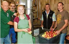  ?? Foto: Peter Heider ?? Obstpresse­nbediener Günter Heinrich, Anlieferer Ernst Wagner aus Wortelstet­ten, Lisa Kewitz, Helmut Kaiser und Günter Wünsch (von links) an der Obstpresse des Gar tenbauvere­ins Herbertsho­fen.