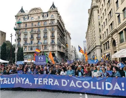  ?? LAIA ROS / SHUTTERSTO­CK ?? MANIFESTAC­IÓN EN BARCELONA EL 18 DE FEBRERO DE 2017 PARA PEDIR A LAS AUTORIDADE­S QUE ACOJAN A LOSREFUGIA­DOS