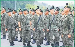  ??  ?? PERISA: Zaki melakukan pemeriksaa­n perbarisan pertukaran bendera Rejimen Renjer Diraja.