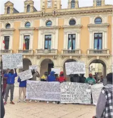  ?? ?? Los manifestan­tes, ayer, en la Plaza de la Constituci­ón.