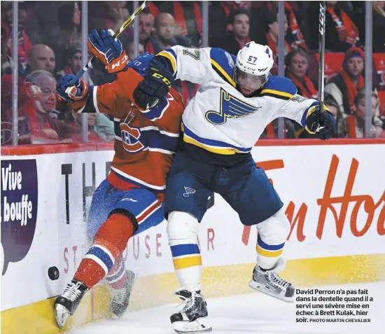  ?? PHOTO MARTIN CHEVALIER ?? David Perron n’a pas fait dans la dentelle quand il a servi une sévère mise en échec à Brett Kulak, hier soir.