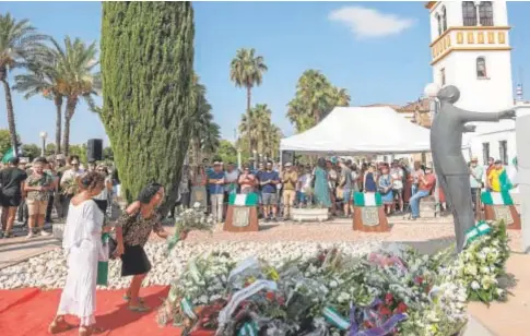  ?? // VANESSA GÓMEZ ?? Ofrenda floral a Blas Infante, ayer en el lugar donde está enterrado, en Sevilla