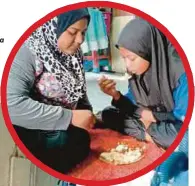  ??  ?? SITI Norfatihah bersama adiknya menikmati nasi berkuahkan sup bawang.