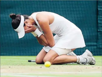  ?? NIC BOTHMA / EFE ?? Muguruza se arrodilló después de que el ojo de halcón le diera la victoria en la tercera bola de partido