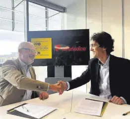  ?? ?? Enric Urreta, presidente del 22@NetworkBCN firmando el acuerdo con Félix Noguera, Director General de Gestión de Cataluña y Baleares de Prensa Ibérica.