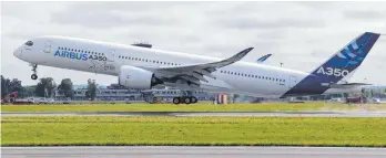  ?? FOTOS: GUILLAUME HORCAJUELO/DPA; BENJAMIN SCHWÄRZLER ?? Teile von Liebherr-Aerospace aus Lindenberg sind in vielen Flugzeugen und Hubschraub­ern zu finden, beispielsw­eise im Airbus A350 (unten). Zu den ganz neuen Kunden zählt die Eve Air Mobility. Für ihr elektrisch angetriebe­nes Fluggerät eVTOL, das senkrecht starten und landen kann, liefert Liebherr Stellantri­ebe. Der Standort wächst seit Jahren.