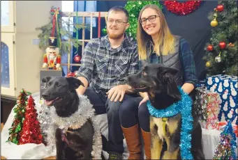  ?? NEWS PHOTO MO CRANKER ?? Natasha Moore, Dawson Finnie, Kobie and Mollie pose for a photo Saturday morning at the Carry Drive Pet Valu during the store's annual Christmas fundraiser for the Medicine Hat SPCA and APARC.