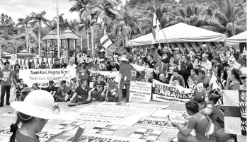  ??  ?? Members of SAS wave flags and display banners during their gathering in Tasik Biru yesterday.