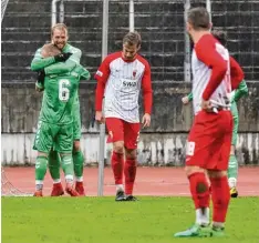  ??  ?? Während die Fürther Spieler über ihr Tor jubeln, lassen die Augsburger (Mitte Nicola Della Schiava) die Köpfe hängen.