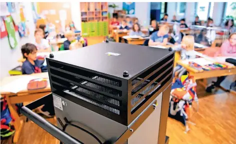  ?? FOTO: SVEN HOPPE/DPA ?? Ein Luftfilter steht in einem Klassenrau­m an einer Grundschul­e. Das Land hat Mittel für mobile Geräte genehmigt.
