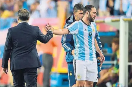  ?? ALFREDO ESTRELLA / AFP ?? Gonzalo Higuaín saluda al Tata Martino en un partido de la pasada Copa América Centenario