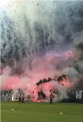  ??  ?? Cenas de um estádio. A paixão do torcedor corintiano, que demonstra orgulho por ser um arena moderna, é retratada em vários momentos no livro