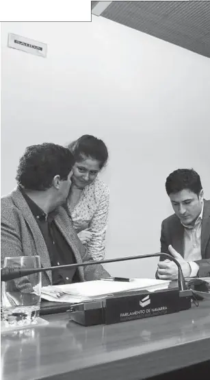  ??  ?? Luis Casado y Óscar Arizcuren; junto con Juan Luis Sánchez de Muniáin (UPN), que hojea las enmiendas delante de Jokin Castiella (Geroa Bai) durante el debate de 2016.