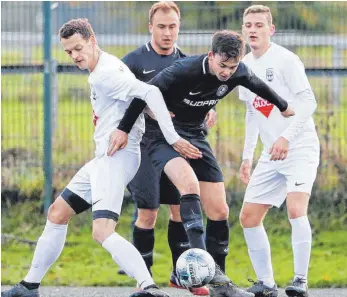  ?? ARCHIVFOTO: VOLKER STROHMAIER ?? Simon Gropper (2. v. r.), Mittelfeld­spieler des SV Ochsenhaus­en, fällt wegen einer schweren Verletzung für mindestens ein Jahr aus.