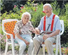  ?? FOTO: LARISSA SCHÜTZ ?? Helene und Kraft-Gerhard Eberlein verbringen gerne Zeit in ihrem blühenden Garten. Sie sind heute 70 Jahre lang verheirate­t.