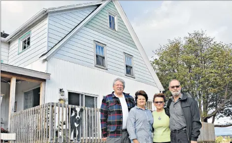  ?? DESIREE ANSTEY/ JOURNAL PIONEER ?? George and Estelle Dalton, left, purchased the former farmhouse from Mary and John Heckbert.