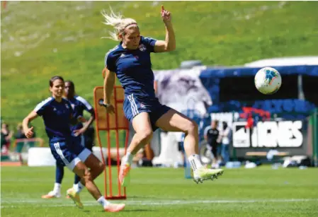  ??  ?? L’attaquante star de l’Olympique lyonnais, Eugénie Le Sommer, participai­t à une séance d’entraîneme­nt avec son équipe lundi, à Tignes.