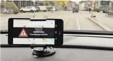  ?? AVERTU.CH ?? Die App blendet während der Fahrt Warnungen ein.