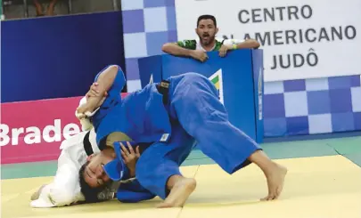  ??  ?? Sarah Menezes durante a luta contra a paulista Gabriela Chibana, no Centro Pan-Americano de Judô