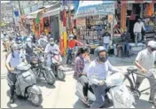  ?? NITIN KANOTRA/HT ?? Vehicles plying at a market in Jammu on Wednesday.