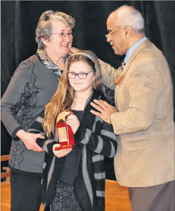  ?? SAM MACDONALD/THE NEWS ?? Vickie MacDonald and Faith Lees, members of Uke Can Duet, a ukulele class that takes place in Pictou County, accept the Ed Bowden Wellness Award from Ed Bowden’s brother Brian.