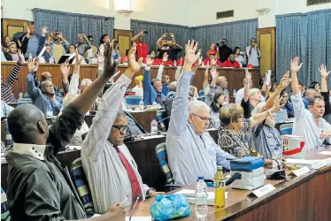  ?? Pictures: FREDLIN ADRIAAN ?? HANDS UP: Councillor­s vote during the motion of no confidence