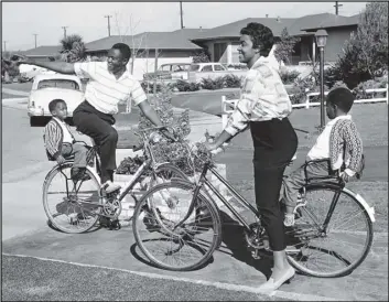  ?? ASSOCIATED PRESS FILES ?? Kenneth C. Kelly relaxes in 1962 in Gardena with his wife at the time, Loretta, and their sons David, left, and Ronnie. He was committed to tearing down barriers to Black homeowners­hip. Kelly died Feb. 27 at age 94.