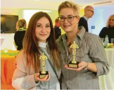  ?? Foto: Sarah-katharina Merk ?? Angelika Mlottek (links) und Mariana Melcher freuen sich über den Pflege-oscar, den sie erhalten haben.