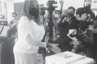  ??  ?? • La gobernador­a electa ejerciendo el voto.