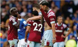  ?? Jason Cairnduff/Action Images/Reuters ?? West Ham’s players show their dejection following the 1-0 defeat at Everton. Photograph: