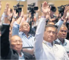  ?? PHOTOS BY PORNPROM SATRABHAYA ?? Former protest leader Suthep Thaugsuban, and other founding members of the Action Coalition for Thailand, vote for former finance permanent secretary MR Chatumongo­l Sonakul (above) as the party leader.