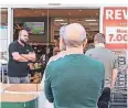  ?? FOTO: CREI ?? Schlange stehen vor der Rewe-Filiale in Duisburg-Meiderich.