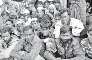  ??  ?? PELARIAN Rohingya menunggu bekalan makanan diagihkan di kem Balukhali, berdekatan Bazar Cox Bazar, Bangladesh pada Isnin.