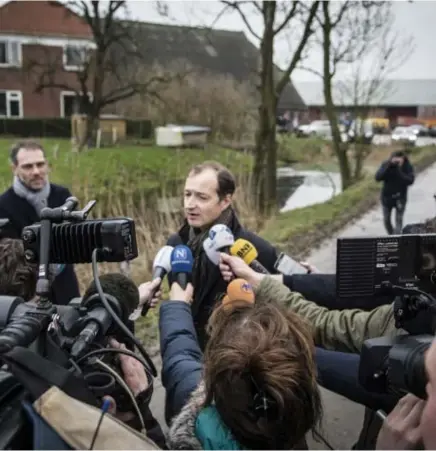  ?? © Hollandse Hoogte / Anjo de Haan ?? Minister van Klimaat en Economie Eric Wiebes op bezoek in Groningen gisteren.