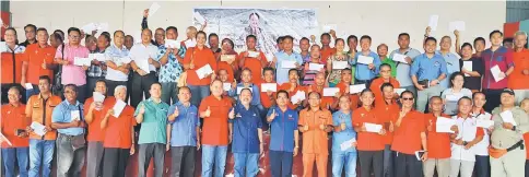  ??  ?? Sagah (standing front row, 11th right) in a photo-call with the MRP fund recipients in Tarat state constituen­cy in Tapah, Serian.