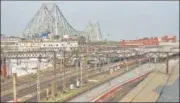  ?? SAMIR JANA/HT ?? Howrah station wears a deserted look on the first day of lockdown imposed by the West Bengal government on Monday.