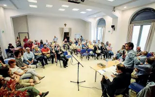  ??  ?? Un momento del consiglio di Quartiere nella parrocchia di San Donato in polverosa a Novoli con l’assessore Stefano Giorgetti