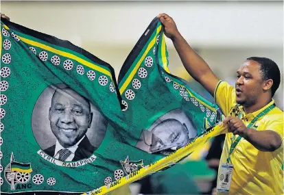  ??  ?? Der bisherige Vizepräsid­ent Südafrikas Cyril Ramaphosa wurde zum Vorsitzend­en der Regierungs­partei ANC gewählt, was als Vorentsche­idung für die Präsidents­chaftswahl gilt.