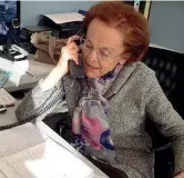 ??  ?? Ex manager Alma Broccoli, 92 anni. Dal 1990 è volontaria, come centralini­sta, della Croce Rossa Italiana di Arona, in provincia di Novara
