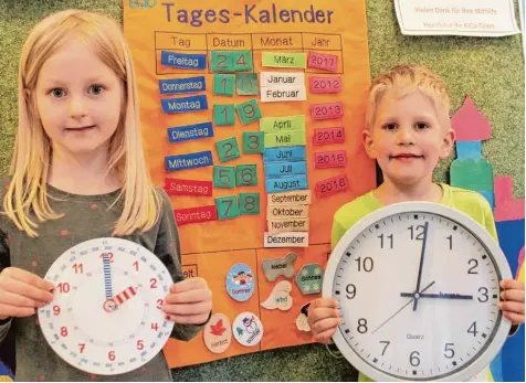  ?? Foto: Katrin Fischer ?? Gerade steht der Zeiger der Uhr noch auf der zwei, schon hüpft er auf die drei. Am Sonntag werden wieder die Uhren umgestellt. Sophia und Jayden lernen im Kindergart­en, was das genau bedeutet. Trotzdem ist es für viele Kleinkinde­r noch schwer zu...