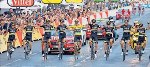  ??  ?? CAMPOS ELÍSEOS. Froome cruzó la meta con el Sky y luego subió al podio con Bardet y Nairo. Movistar y Sagan también lucieron en París.