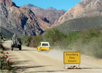  ?? Foto: Marlene Malan. ?? Konstruksi­evoertuie by die toegang na die Swartbergp­as aan Prins Albert se kant. Die gedeelte van die pas tussen Prins Albert en die afdraaipad na Die Hel, is vir alle ander verkeer gesluit.