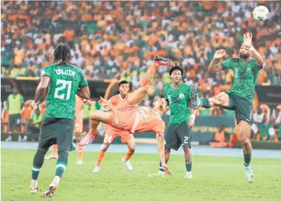  ?? — Gambar AFP ?? AKSI MEMUKAU: Haller membuat sepakan ‘gunting’ pada perlawanan final Piala Negara Afrika 2024 di antara Ivory Coast dan Nigeria di Stadium Olimpik Alassane Ouattara di Ebimpe, Abidjan, kelmarin.