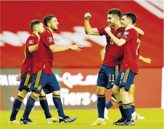  ?? Marcelo del Pozo / Reuters ?? El blaugrana Pedri (dreta) felicita Ferran Torres després del seu gol, amb Koke i Jordi Alba, ahir durant el partit d’Espanya contra Kosovo a Sevilla.